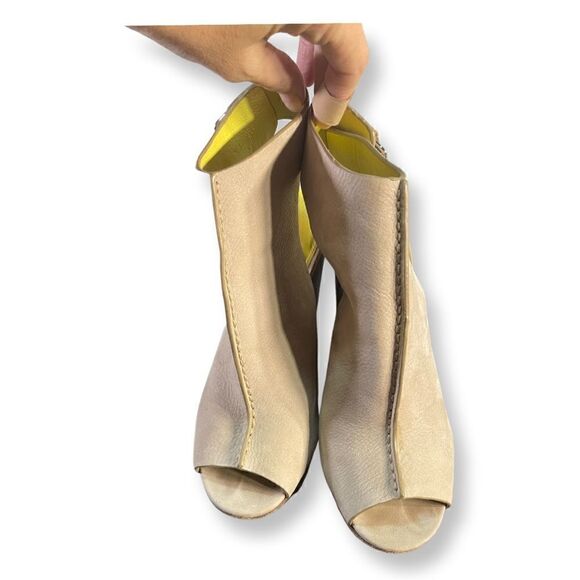 Coach- Suede Beige heeled sandals - Picture 1 of 8